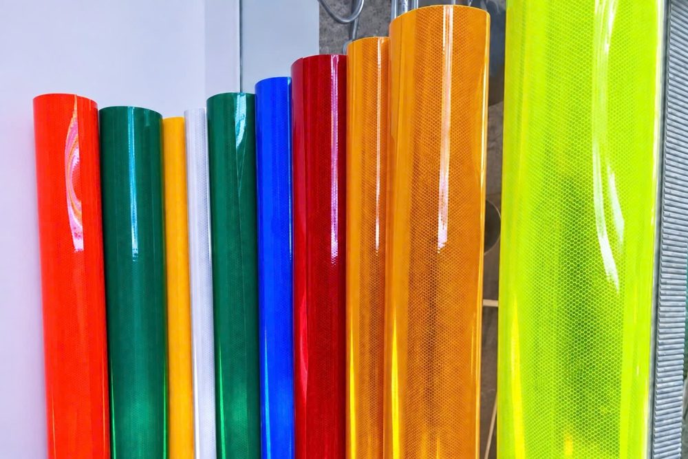 Các cuộn decal có vân phản quang dùng đối chiếu với decal xuyên sáng