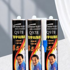 Ba chai Q978 nhãn thế hệ 5 đặt trên mặt bàn sáng