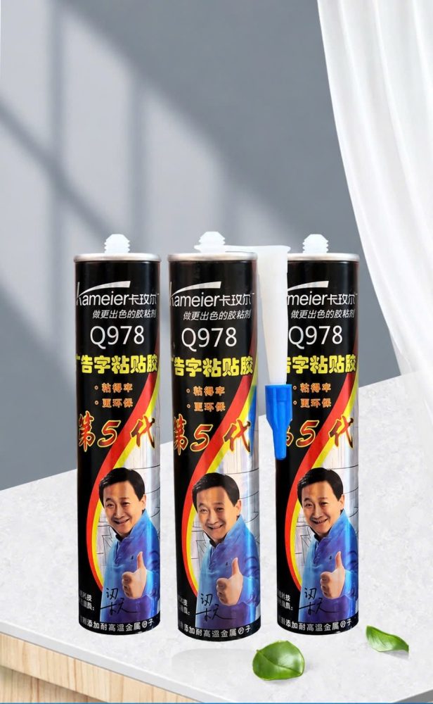 Ba chai Q978 nhãn thế hệ 5 đặt trên mặt bàn sáng