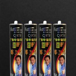 Bốn chai keo Q978 có ký hiệu thế hệ 3 trên nền tối