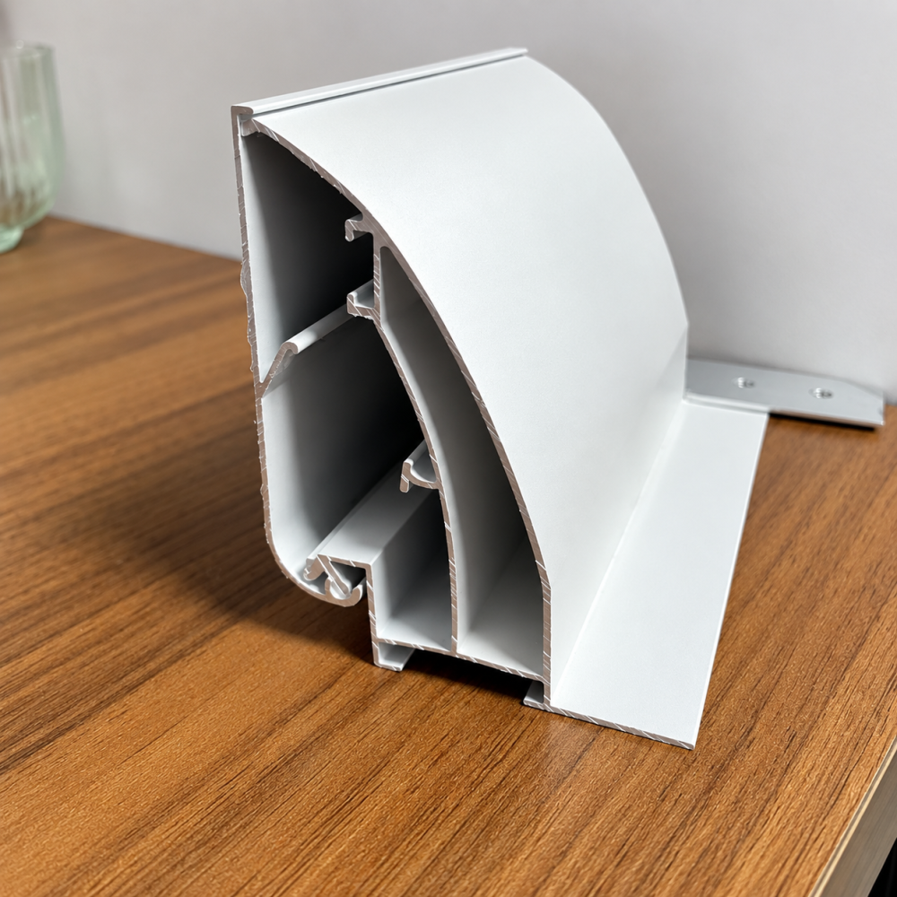 Thanh nhôm bật cạnh 8cm màu bạc đặt trên bàn gỗ