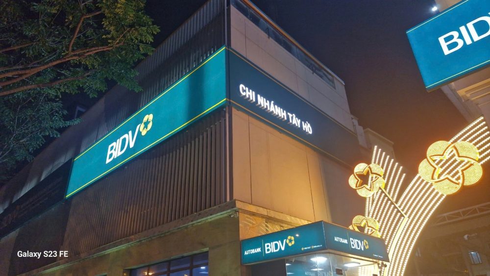 Biển quảng cáo BIDV Tây Hồ ban đêm – ảnh tham khảo