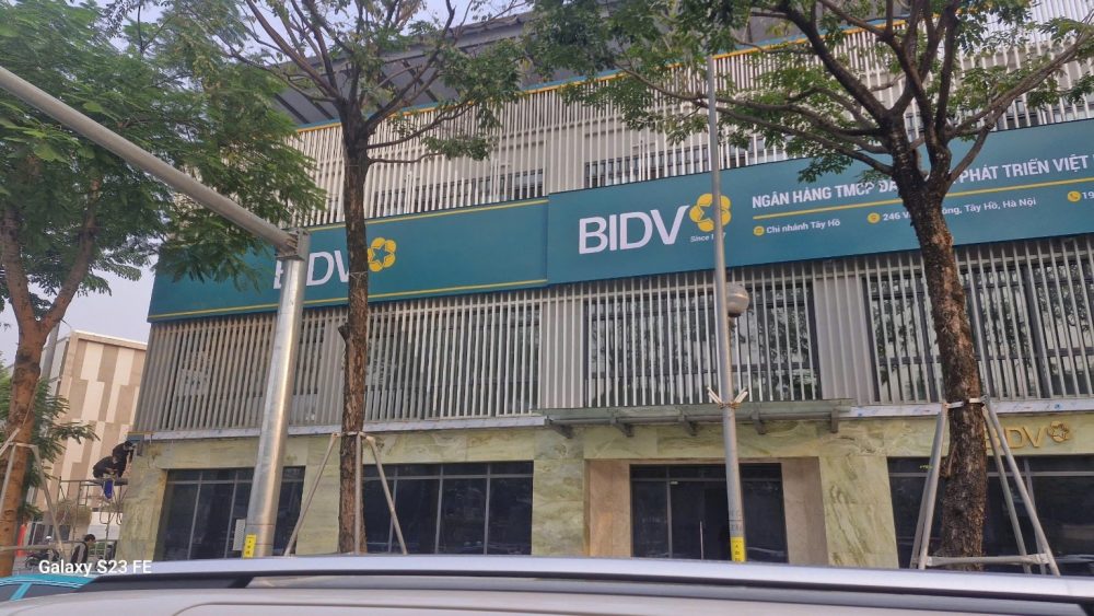 Biển quảng cáo BIDV Tây Hồ ban ngày – ảnh tham khảo