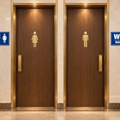 Minh họa hai biển Toilet nam nữ cạnh hai cửa riêng biệt