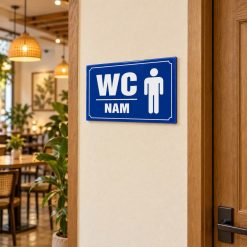 Minh họa biển WC nam cạnh cửa gỗ trong nhà hàng