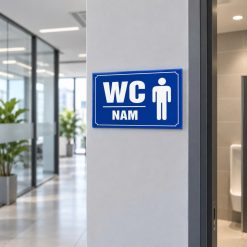 Minh họa biển WC nam gắn cạnh cửa nhà vệ sinh văn phòng