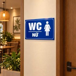Minh họa biển WC nữ cạnh cửa trong không gian quán cà phê