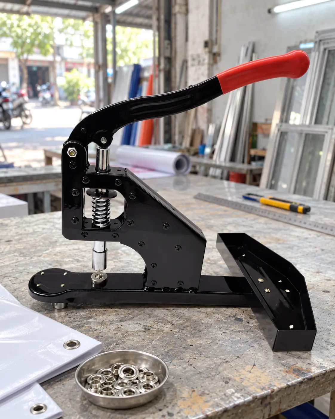 Máy dập khuy bạt cối hoa sen 10mm BEDO trên bàn xưởng cùng bạt và khuy