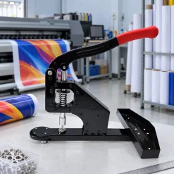 Máy đóng khoen bạt 10 mm BEDO đặt cạnh máy in và vật tư quảng cáo.