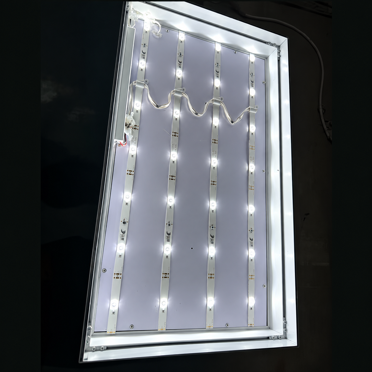 Bố trí LED thanh bên trong khung nhôm hộp đèn