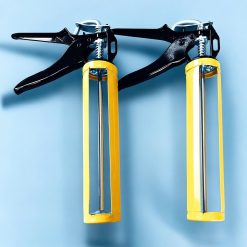Hai súng bắn keo silicone khung vàng, tay bóp đen và thanh đẩy màu bạc