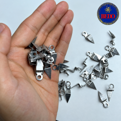 Ke nhọn BEDO cầm trên tay và các chi tiết rời