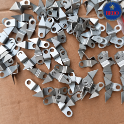 Nhiều ke nhọn BEDO đỡ hậu chữ nổi trên bàn xưởng