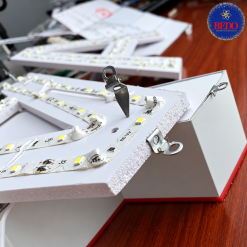 Ke nhọn BEDO bố trí phía sau chữ nổi có đèn LED
