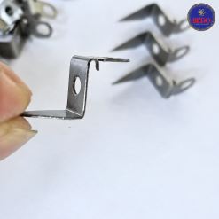 Cận cảnh dáng ke nhọn đỡ hậu chữ nổi BEDO