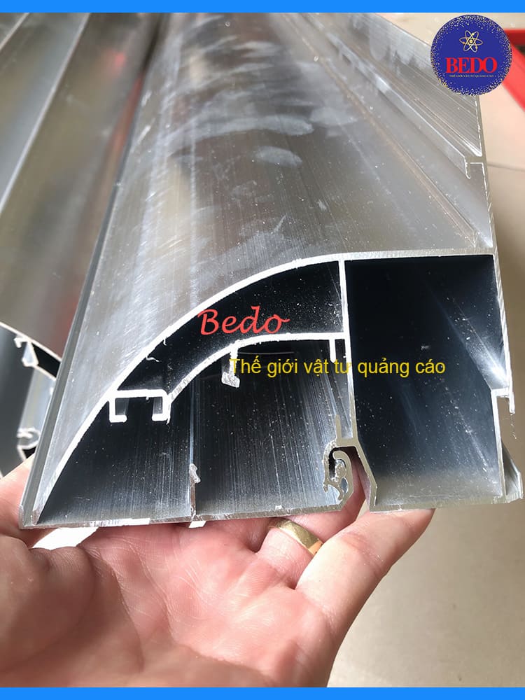 nhôm nắp bật không viền làm biển quảng cáo