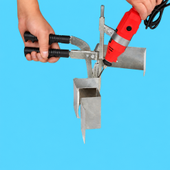 Thao tác với máy khía cạnh chân chữ BEDO trong xưởng quảng cáo.
