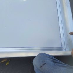 Căn chỉnh góc ghép khung nhôm nắp bật có mí