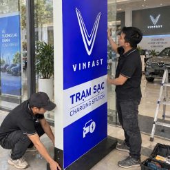 Minh họa lắp biển chỉ dẫn dạng đứng tại showroom