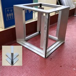 Khung nhôm hộp đèn nhiều mặt đang lắp ráp