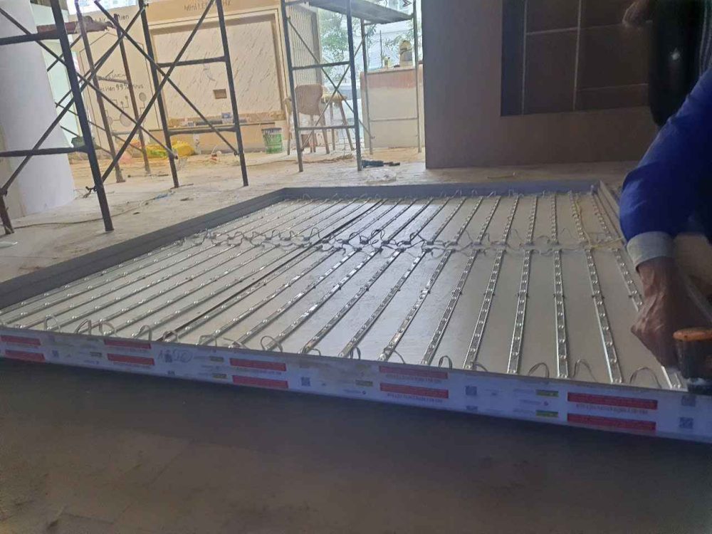 Kiểm tra hệ thống LED trên khung hộp đèn không viền trước khi hoàn thiện