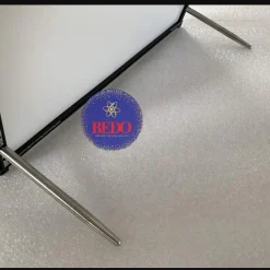 Chân inox được lắp vào hai góc khung menu LED để quầy