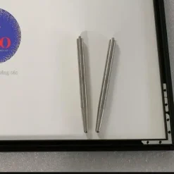 Chi tiết đầu ren của chân đỡ inox khung menu LED