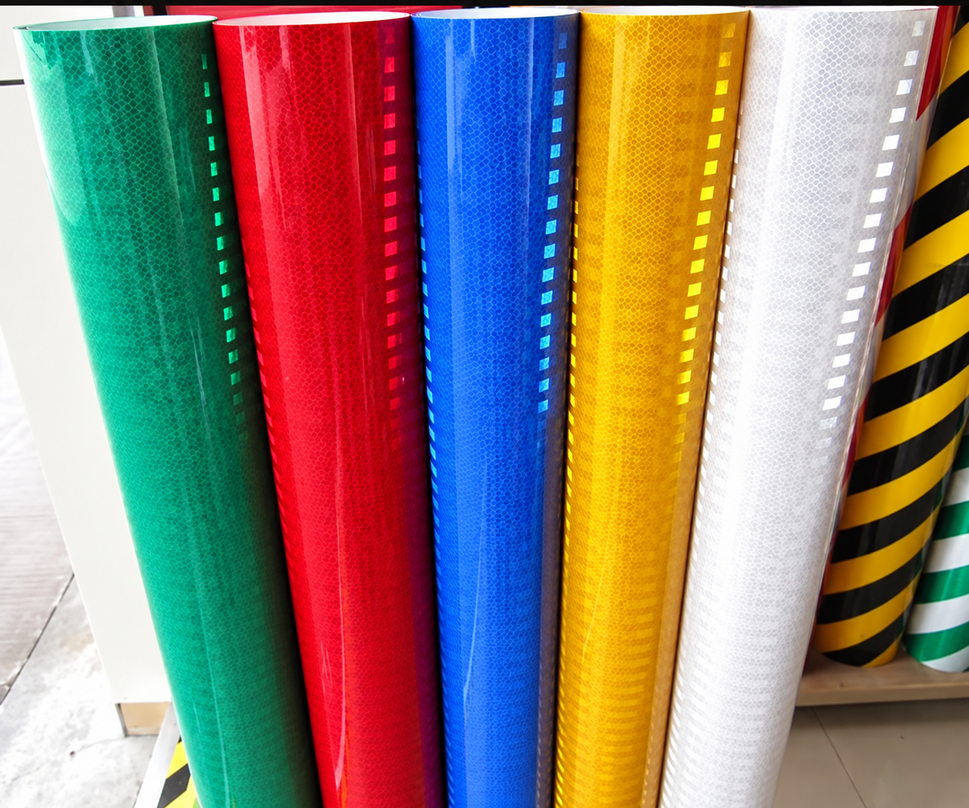 Nhiều màu decal phản quang BEDO xếp thành cuộn để tham khảo màu sắc