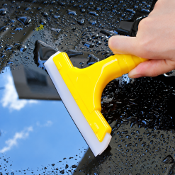 Dùng gạt decal cầm tay BEDO miết bề mặt kính